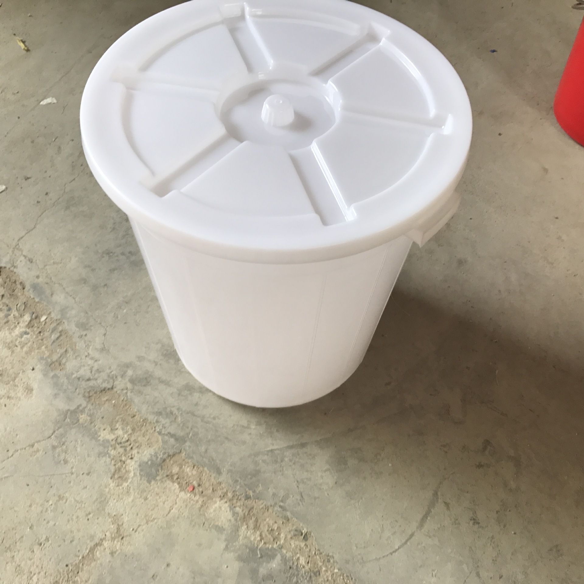 现货供应带盖塑胶圆桶 家用水桶 塑料水桶200l大白桶酿酒桶