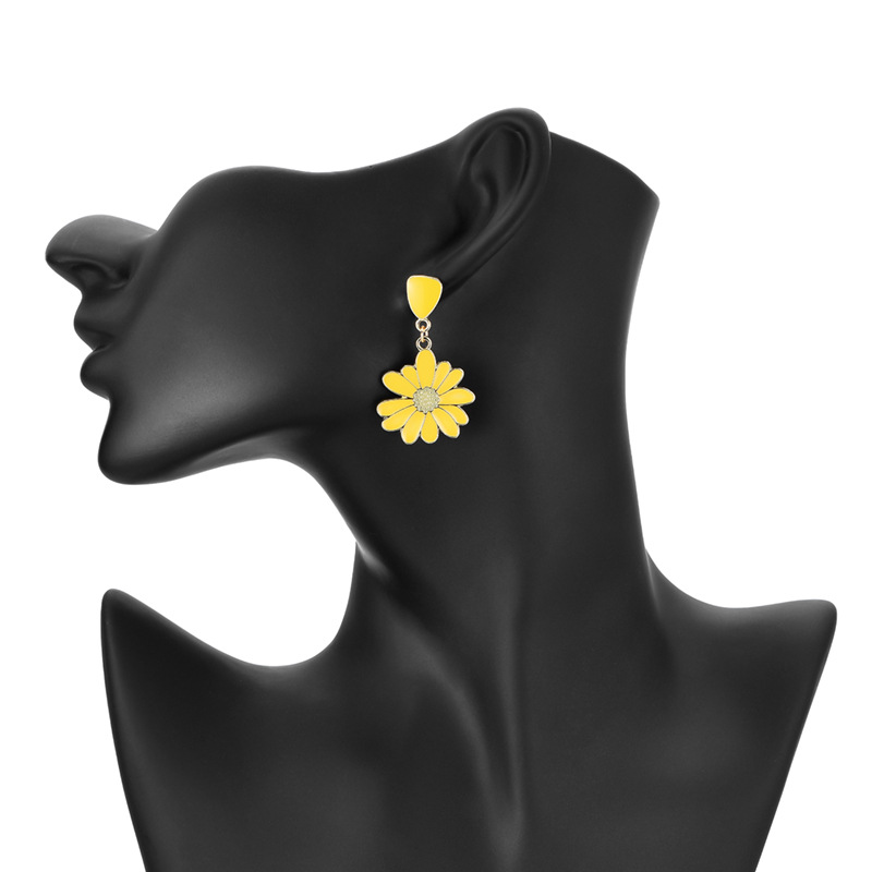 Frühling Und Sommer Beliebte Frische Accessoires 925 Silber Nadel Legierung Tropf Öl Gänseblümchen Ohrringe Frauen Fabrik Direkt Vertrieb display picture 5