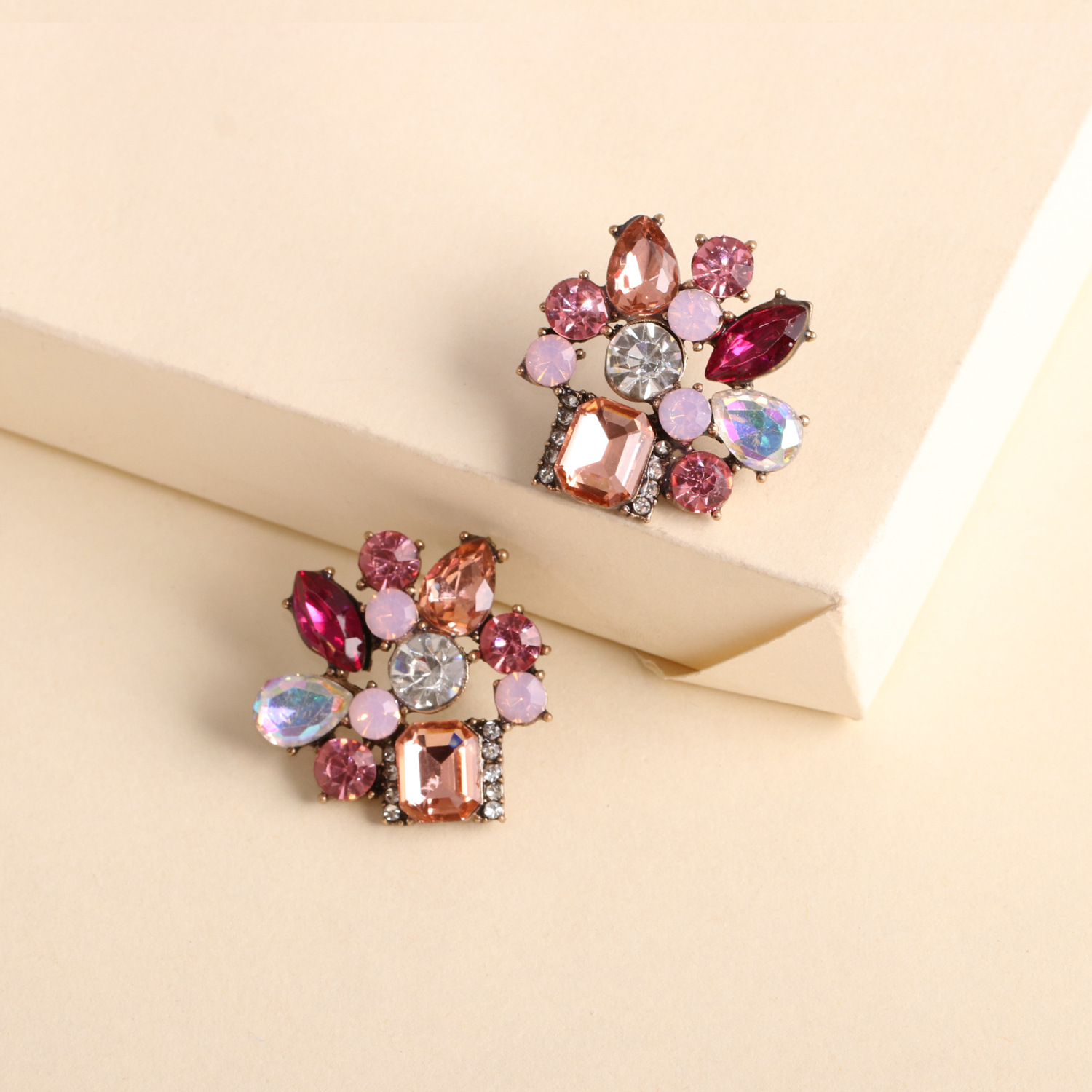 Exaggerated Geometric Earrings New Retro Color Crystal Square Earrings Wholesale Nihaojewelry display picture 6