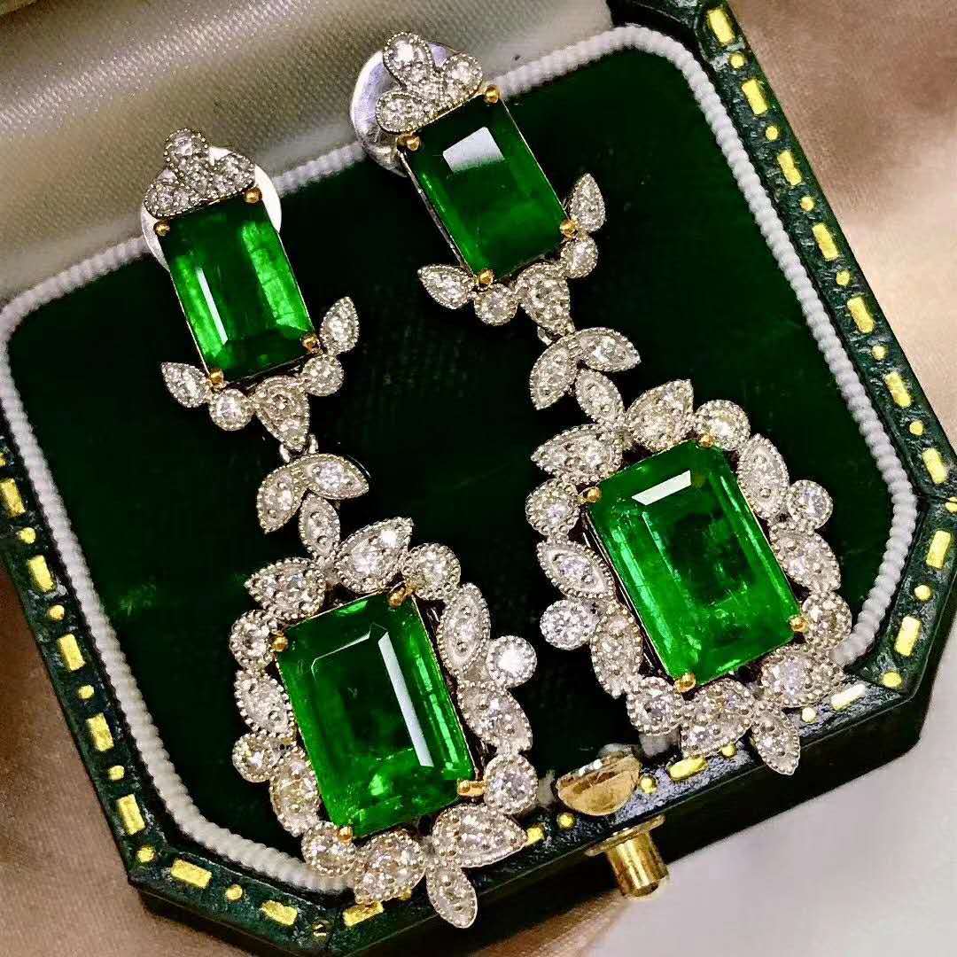 Neue Luxus-intarsien-ohrringe Mit Natürlichen Smaragd-diamant-imitaten display picture 1