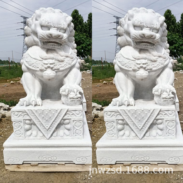 单位汉白玉石狮子价格 大门石制雄狮工艺品厂家 大型狮子石雕图片