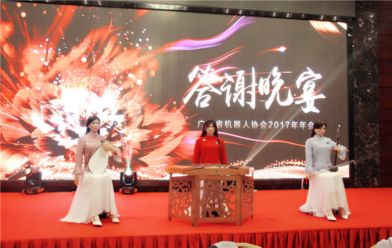三人组人形表演智能服务机器人