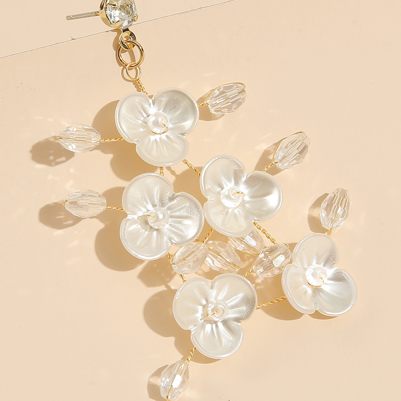 Silver Needle Korean Trend Woven Crystal Flower Earrings Handmade Imitation Shell Earrings Wholesale Nihaojewelry display picture 10