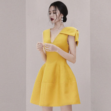 黄色连衣裙2022新款夏装气质女神范衣服成熟性感V领收腰礼服裙子