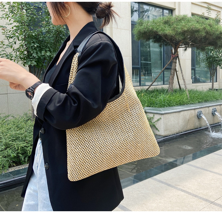 Lightweight Woven Beach Bag Fashion Hand-carrying Casual Large Capacity Shoulder Straw Bag display picture 3