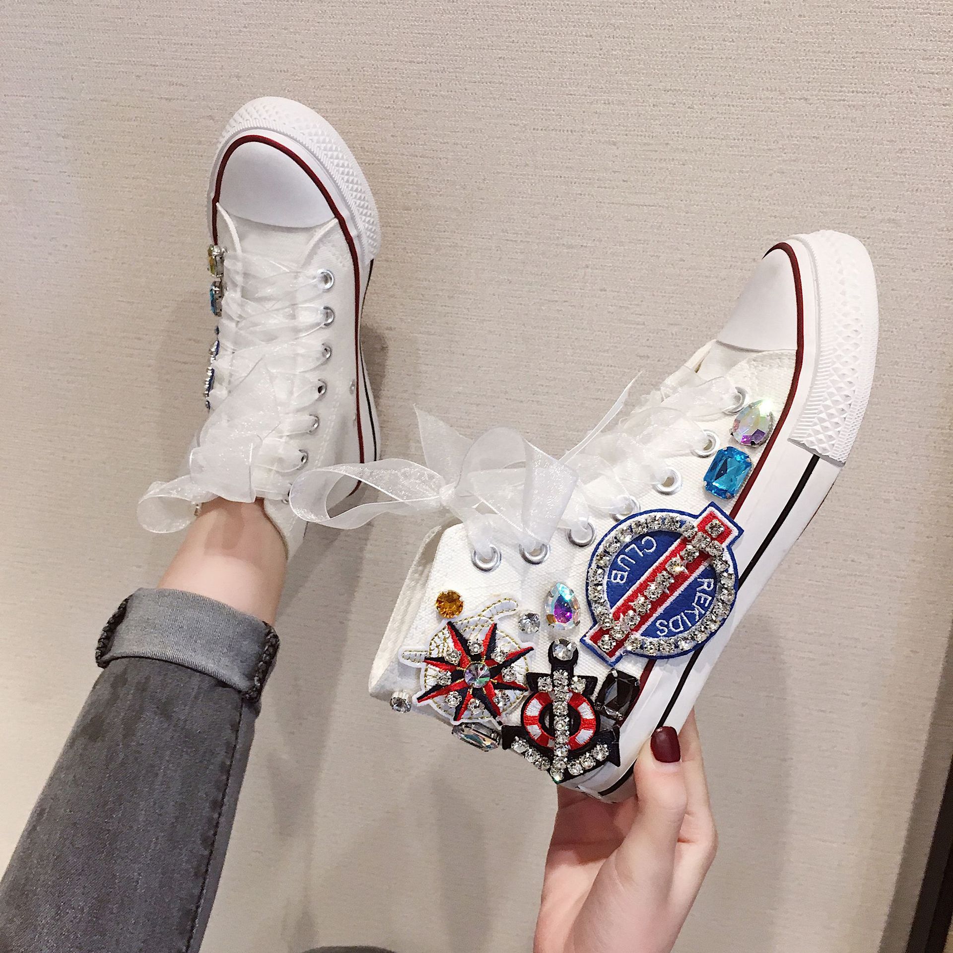 Spring 2020 new flat bottom low top lace up student shoes women's Korean flower diamond pirate canvas single shoes