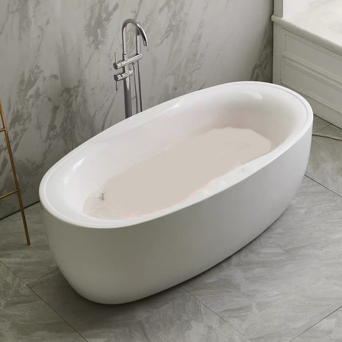 Inicio surf bañera independiente oval baño bañera de acrílico con baño de burbujas luces de colores bañera