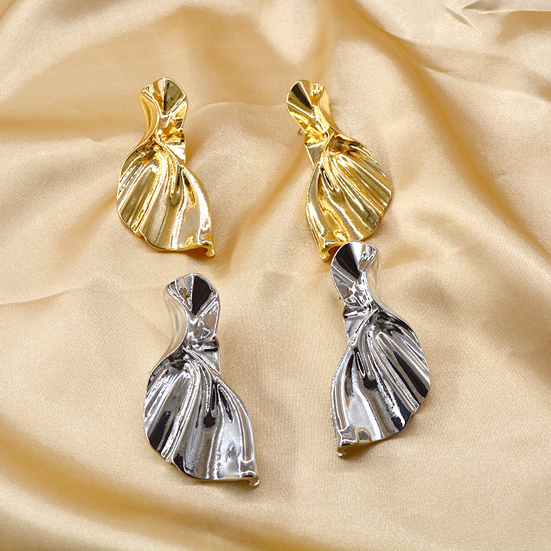 New Fashion Mermaid Tail Pleated Shaped Earrings Metal Exaggerated Wrinkled Texture Earrings Wholesale display picture 5