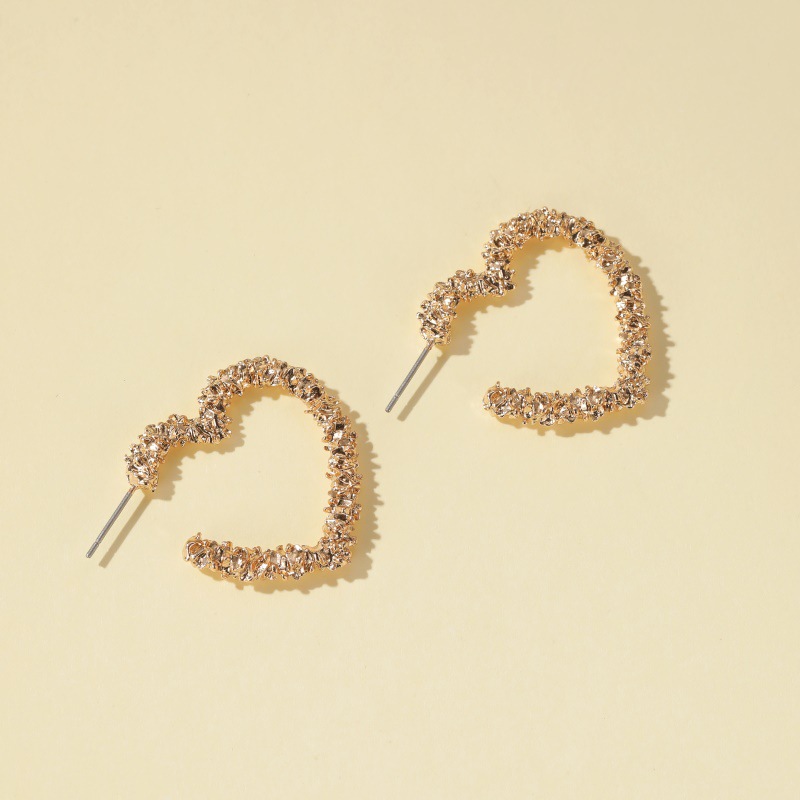 Nouvelle Mode Sculpté Ouverture Boucles D&#39;oreilles D&#39;amour Simple Métal Givré Boucles D&#39;oreilles En Forme De Coeur Nihaojewelry Gros display picture 5