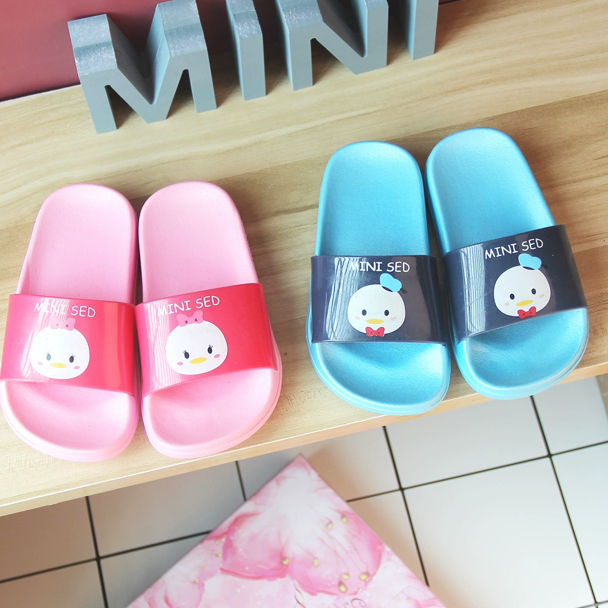 Один консигнация Детские тапочки для мальчиков и девочек летом дома ПВХ пластиковый выдувной мягкий пляж Детские утиные тапочки