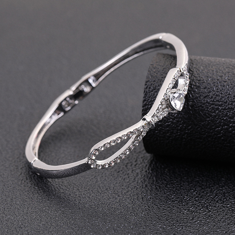 Simplicity fashion Full Drill 8 bow Bracelet the republic of korea temperament Bracelet Bracelet Refinement gift Versatile Accessories