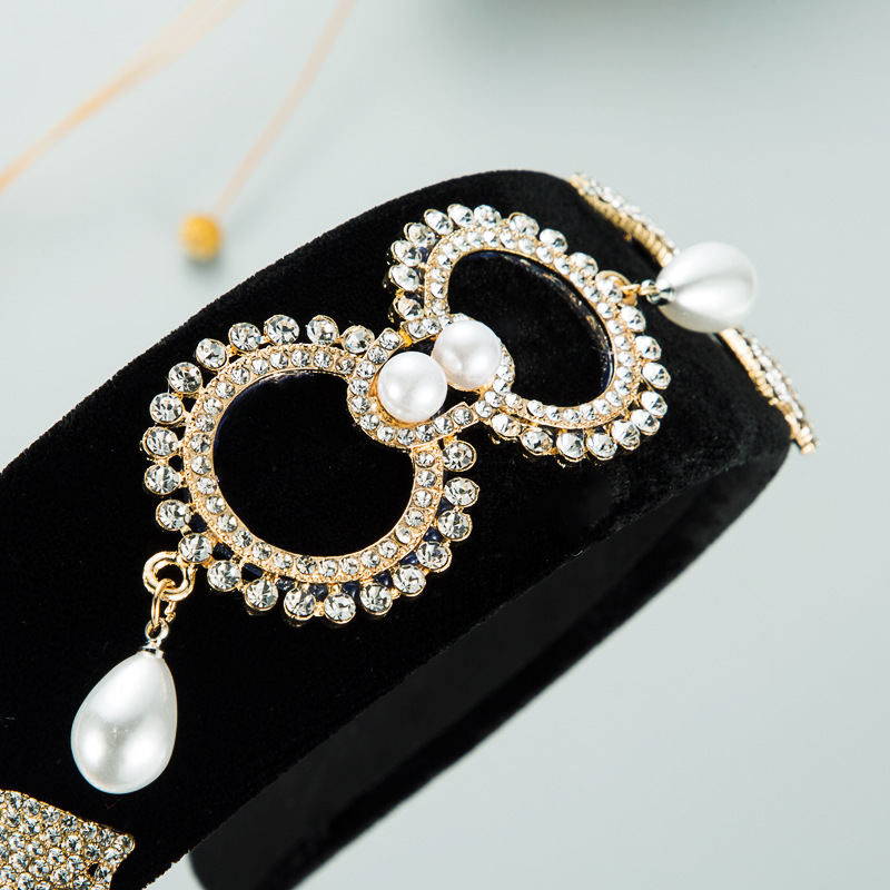 Wide-brimmed Black Velvet Diamonds Pearl Headband display picture 4