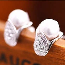 697 日韩饰品耳钉时尚流行精致气质镶钻百合珠耳钉