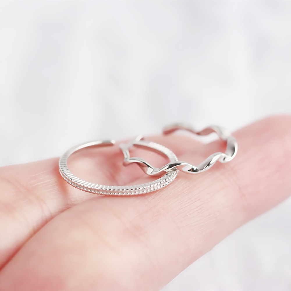 Japanese And Korean Style S925 Sterling Silver Ins Style Geometric Twisted Mobius Very Simple And Fine Little Finger Ring All-match Silver Ring Bracelet display picture 2