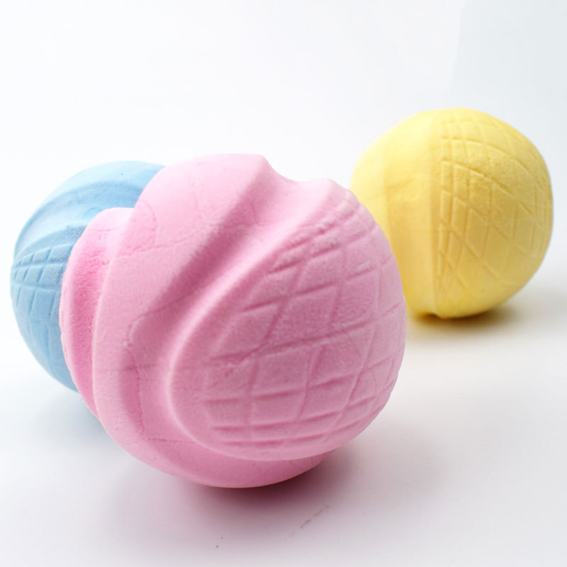 Nuevo juguete para mascotas de color caramelo TPR leche sabor tenis de espuma grande y pequeño entrenamiento de perros mordisqueando pelota de juguete