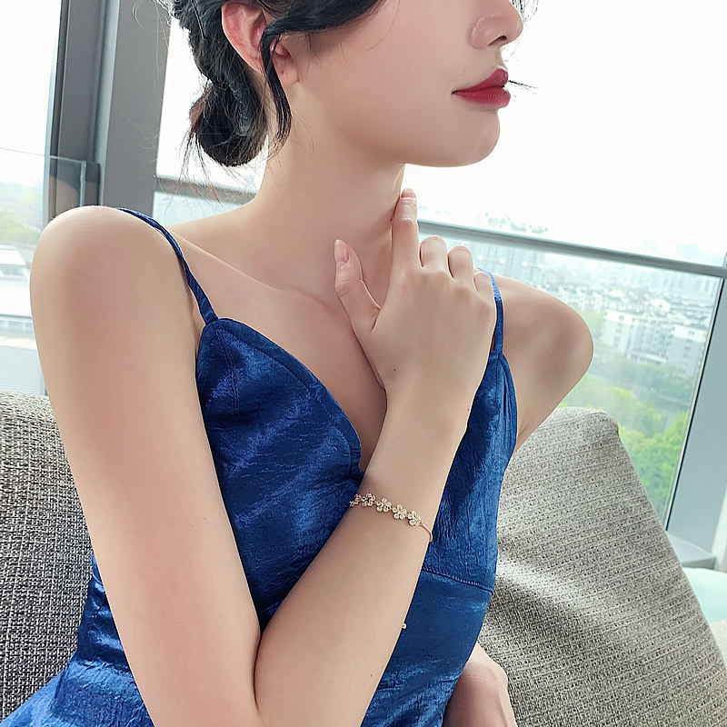 时尚高档锆石微镶雪花手链女 微镶锆石精致奢华潮流韩版女生饰品