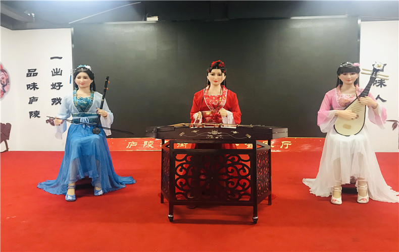 三人组表演智能服务机器人