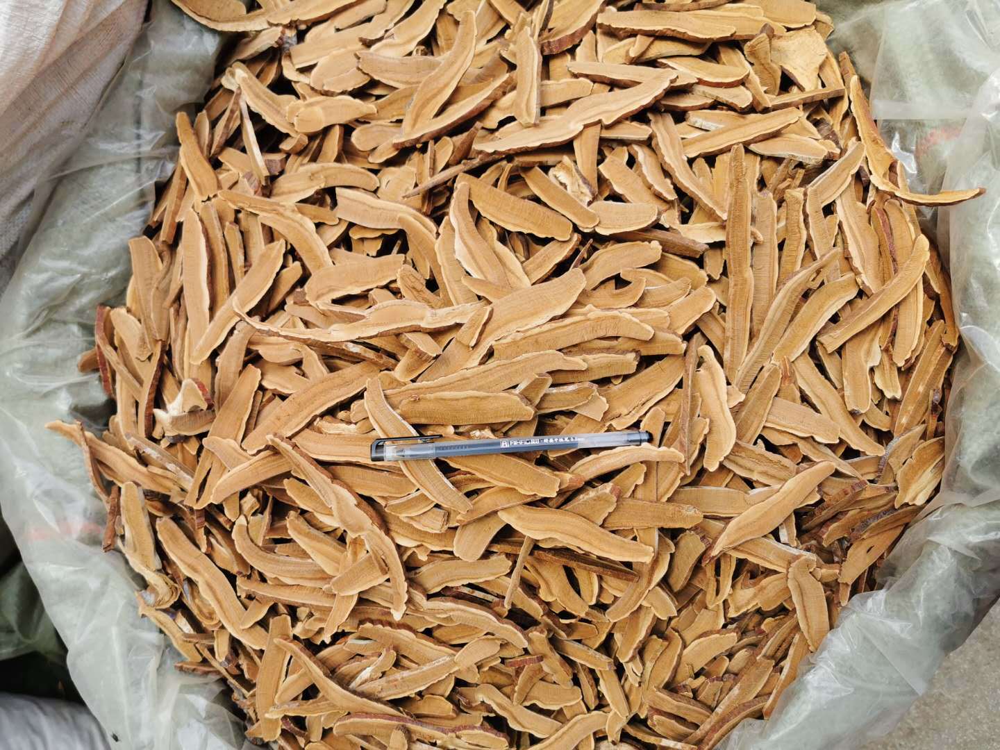 Lingzhi Reishi Mushroom Slices Ganoderma lucidum Dried Herbal Slices for Decoction Tea and Soup 1 Jin Pack in use