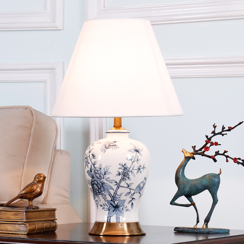 New Chinese style blue and white porcelain table lamp classical luxury retro American ceramic living room bedroom bedside lamp simple Chinese style