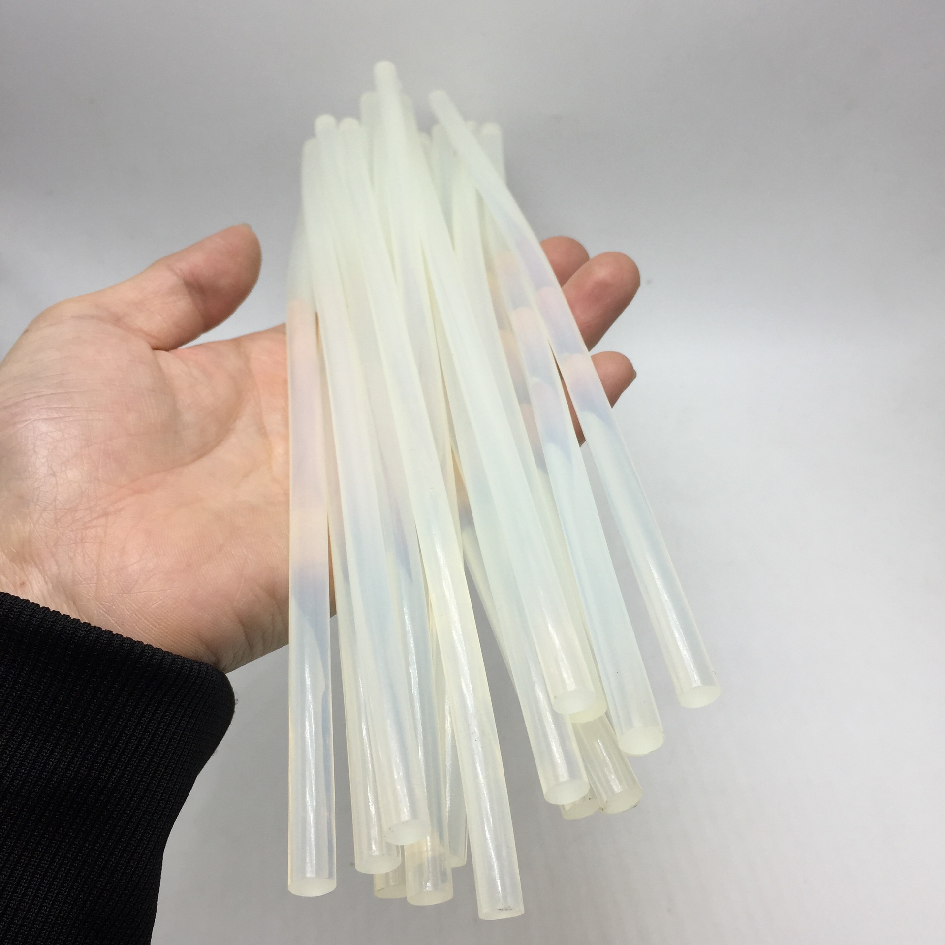 Environmentally friendly transparent hot melt glue stick high viscosity glue strip powerful hot melt gun 7mm hot melt glue stick