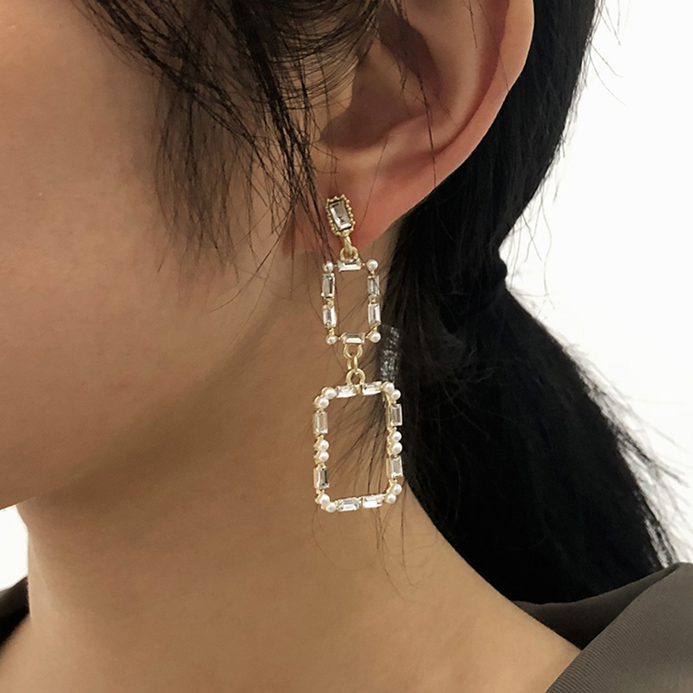 Pearl Long Diamond Earrings display picture 3