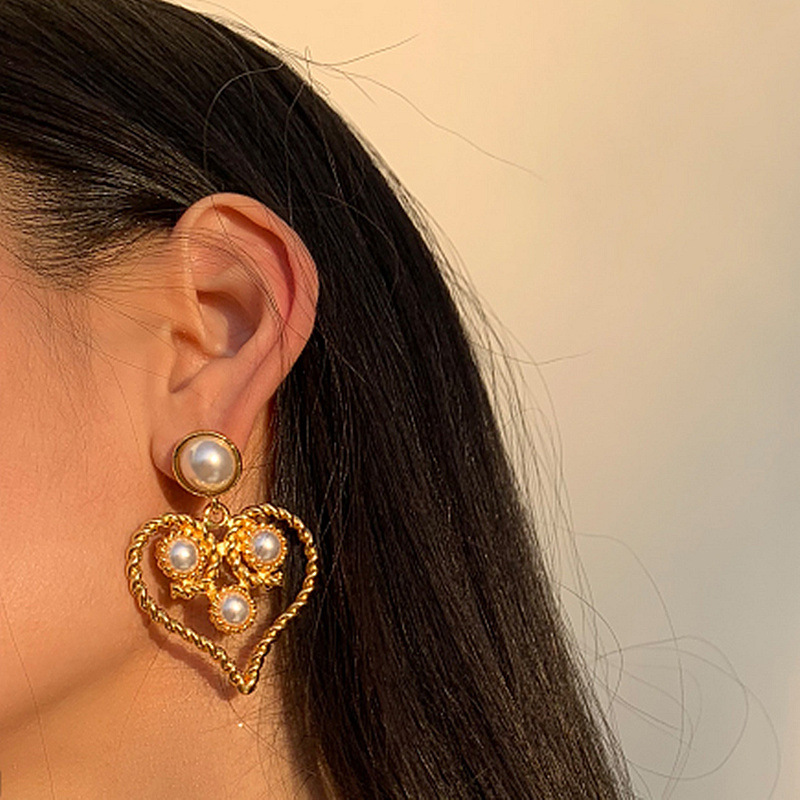 Boucles D&#39;oreilles Coeur Baroque Rétro En Perles Creuses Torsadées En Gros Nihaojewelry display picture 1