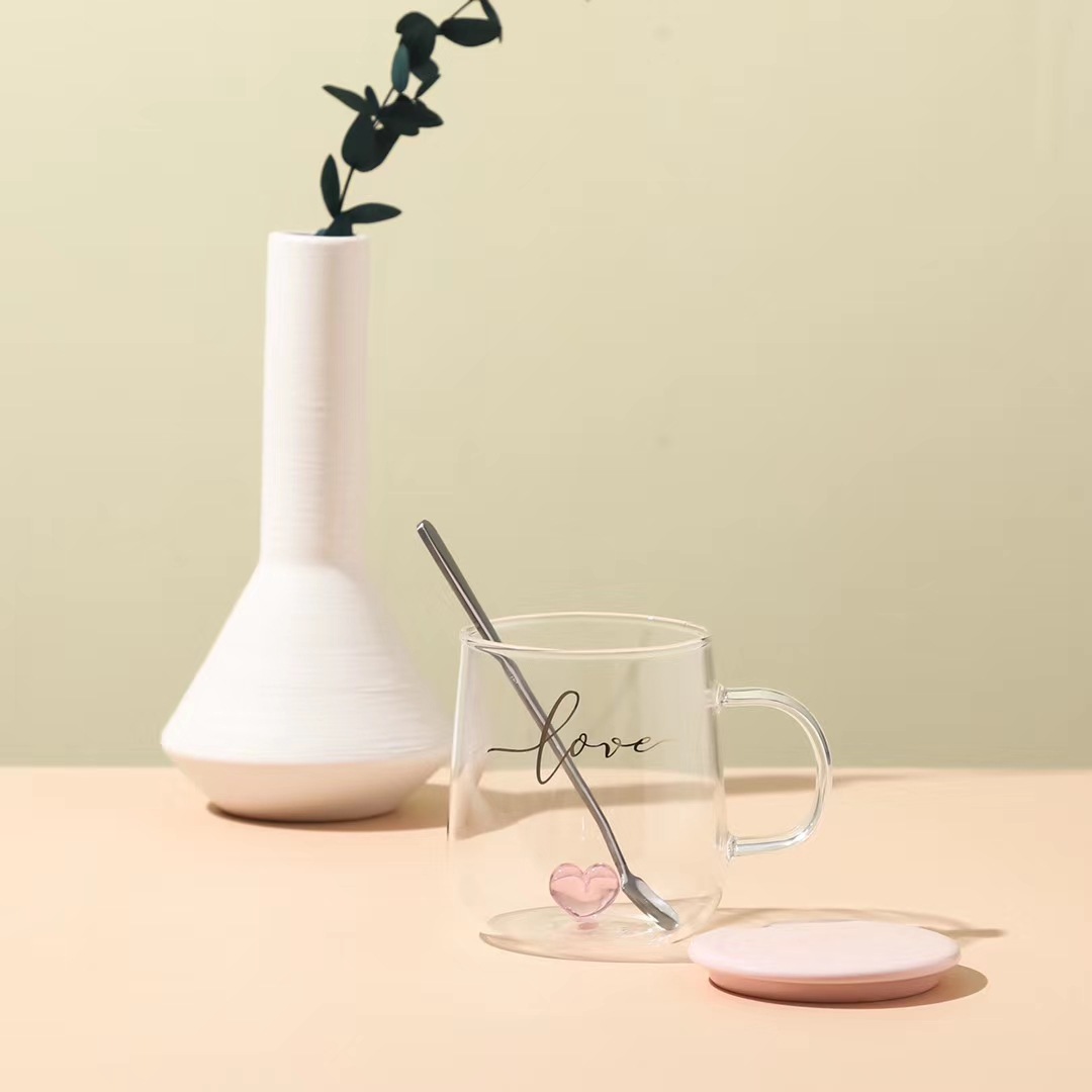 Personalidad creativa pareja de vidrio transparente taza de agua con tapa cuchara taza resistente a altas temperaturas melocotón corazón tridimensional niña taza