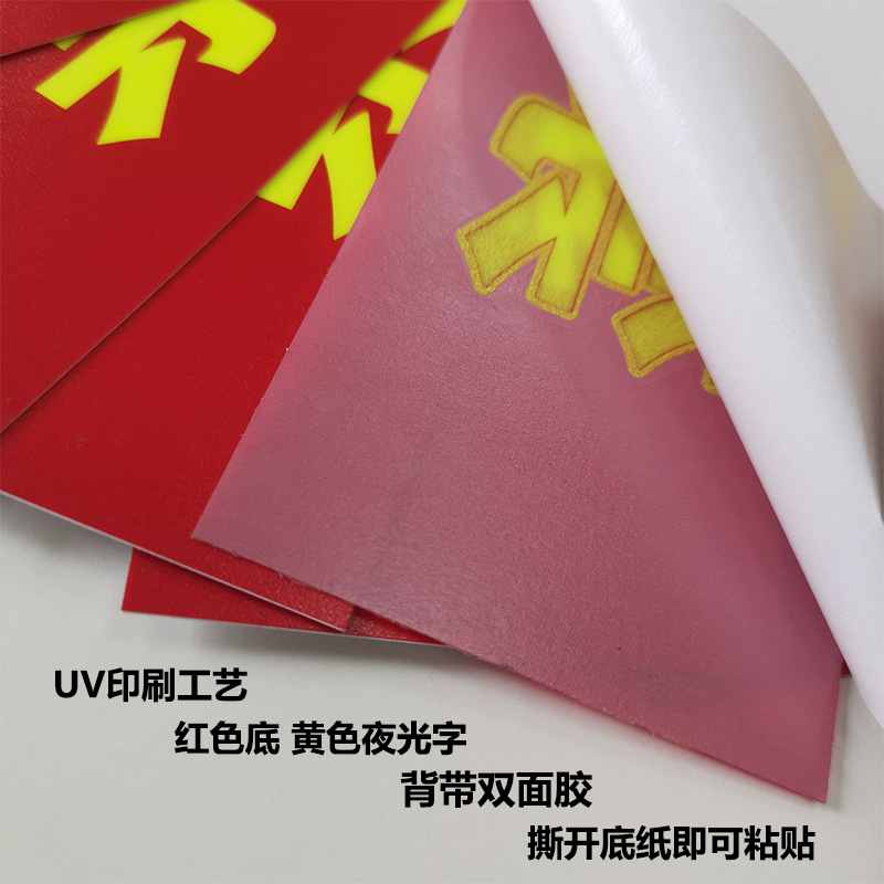 Fire-rated, self-luminous, no storage prohibited. Fire hydrant and fire extinguisher cabinet in front of fire-rated, self-luminous, no storage prohibited. Fire curtains under no storage prohibited.