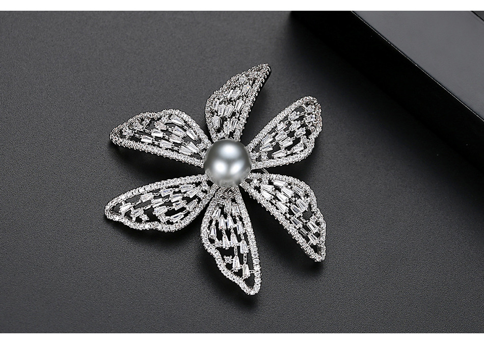 Korean Fashion Micro-inlaid Zircon Flower Pearl Brooch Wholesale Nihaojewelry display picture 4