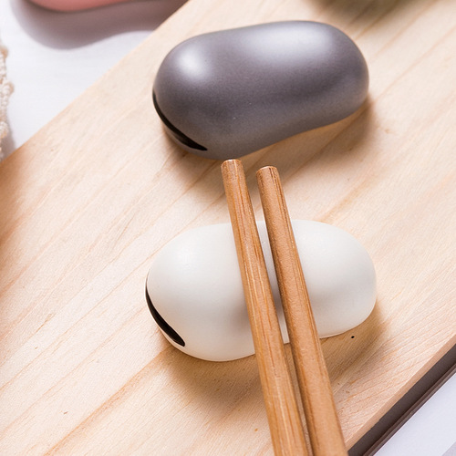 Japanese-style chopstick holder, broad bean chopstick holder, simple hotel restaurant table setting, creative children's tableware, personalized chopstick holder, chopstick pillow