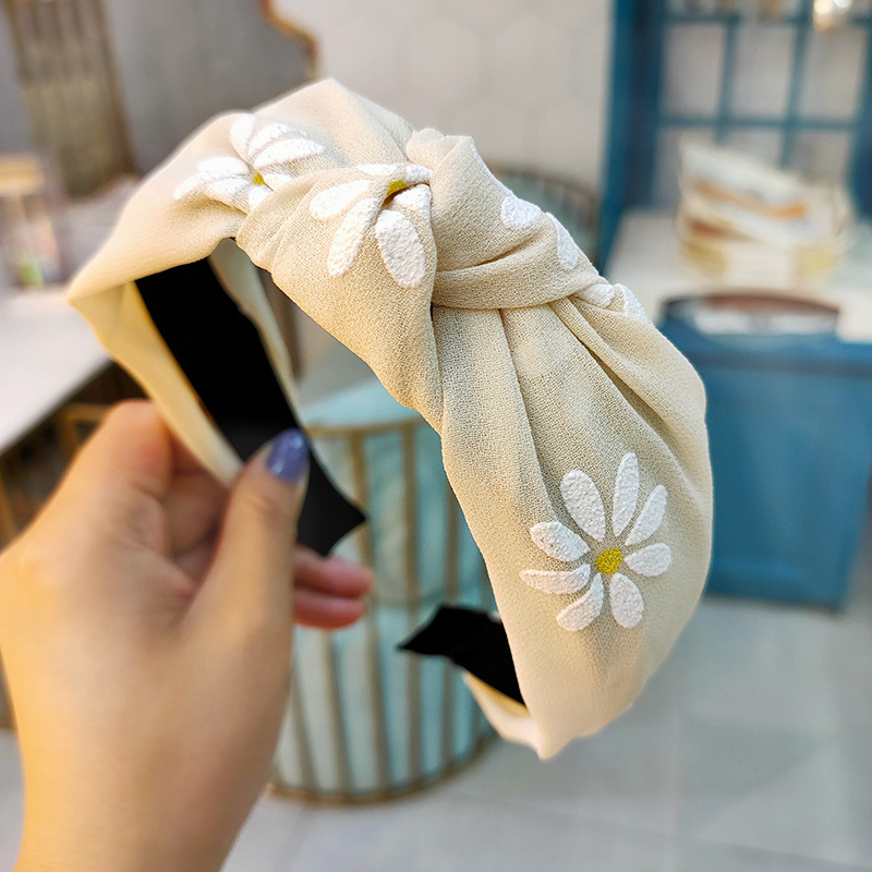 Korean Small Daisy Wide-edged Chiffon Knotted Headband Simple Pressure Hair Headband High-end Fabric Hairpin Head Jewelry Wholesale Nihaojewelry display picture 4