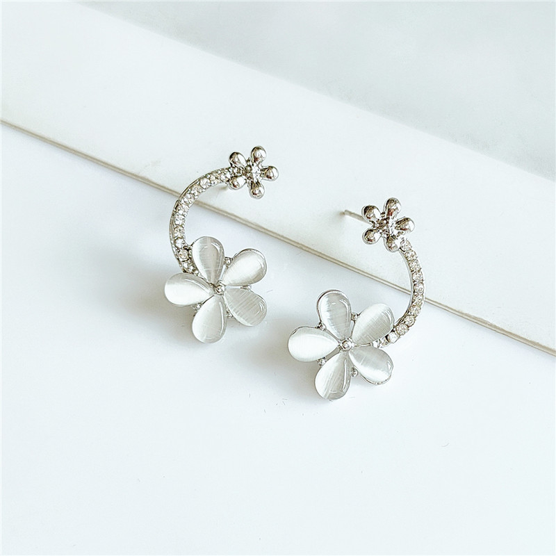 Fashionable Small Flowers Wild Exaggerated Diamond Alloy Earrings display picture 4