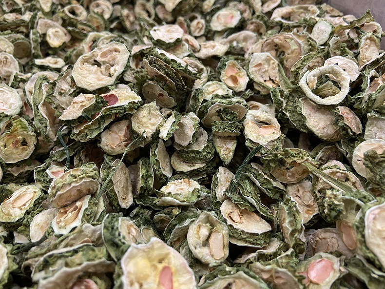 Dried Bitter Melon Slices Ku Gua 500g Natural Sun Dried Bitter Gourd Chips for Tea and Cooking in use
