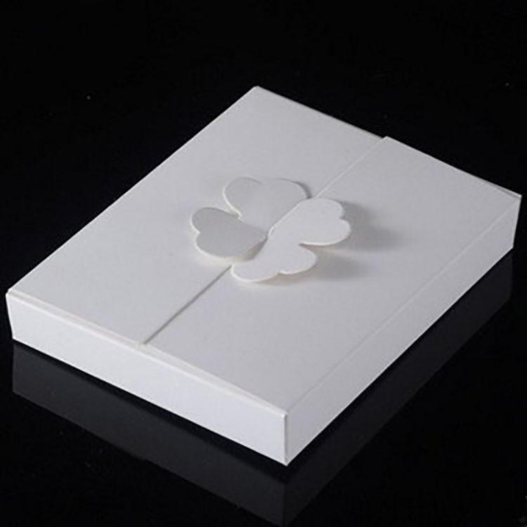 Caja de cuatro hojas en blanco en stock al por mayor cartón tarjeta blanca caja en blanco papel kraft tarjeta negra tarjeta blanca caja en blanco cartón regalo
