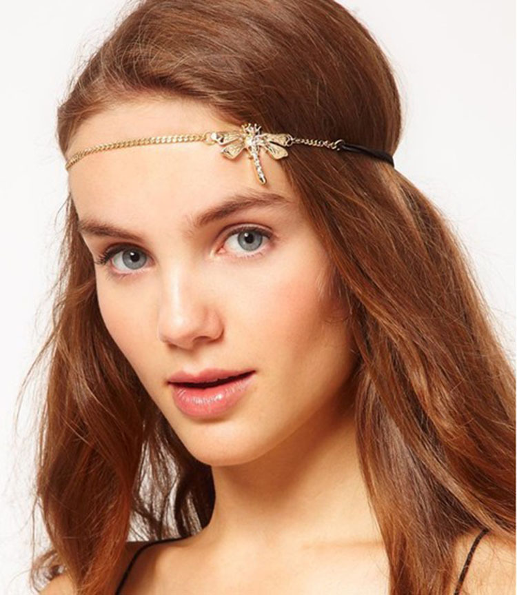 этот человек был одет в старый разорванный голубой. украшение на пробор волос. резинка на голову. этот человек был одет в старенький и разорванный голубой. ремешок вокруг лба.