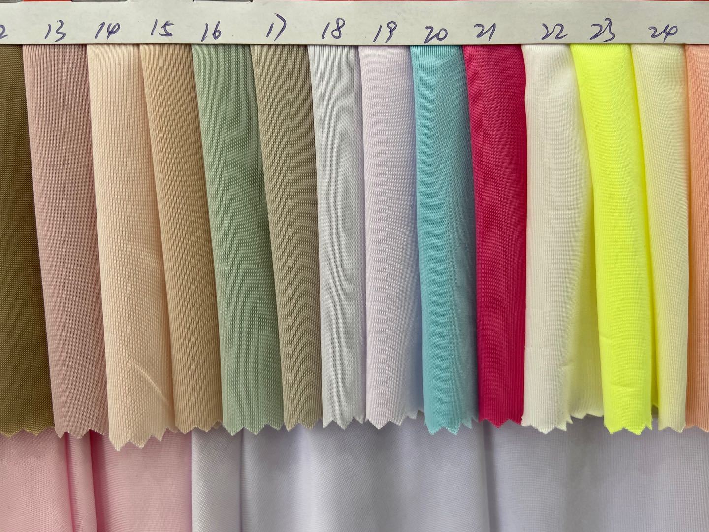 Ropa de protección solar de primavera y verano tela sensación de frío tela de seda de hielo protección solar máscara de manga de hielo ropa interior protección UV protección solar 50 +
