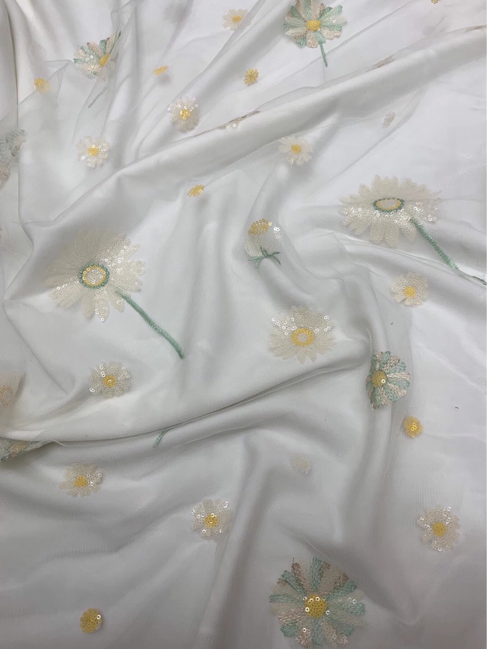 2021春夏网纱小雏菊亮片绣花面料 连衣裙婚纱礼服半身裙刺绣面料