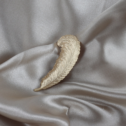 Western antique matte gold musical instrument microphone violin feather brooch collar pin clothing accessories