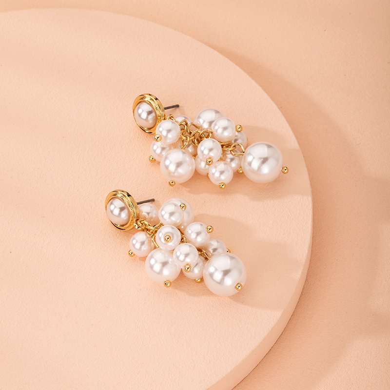 Korean Fashion Pearl Simple Alloy Earrings For Women Wholesale display picture 2