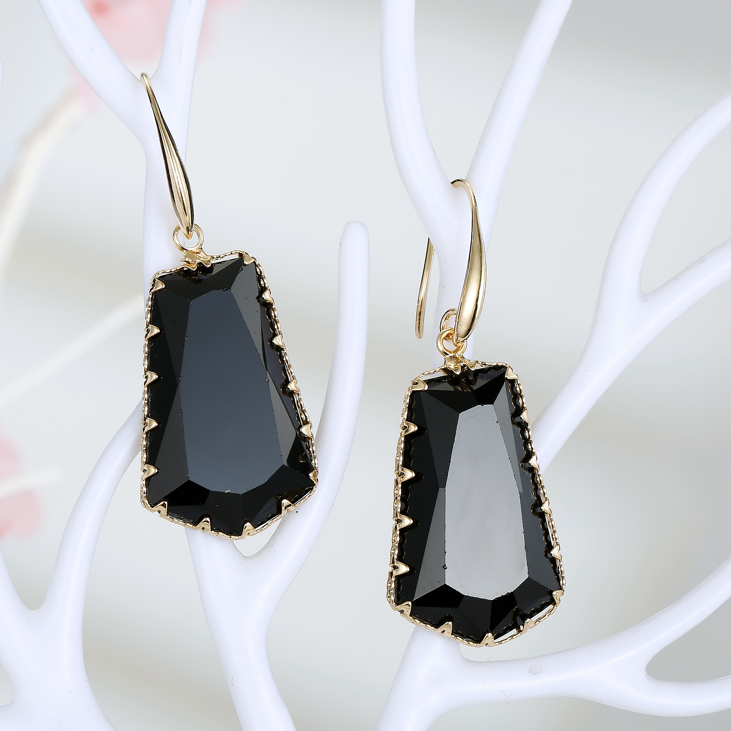 New Fashion Exaggerated Trapezoidal Crystal Earrings Irregular Crystal Earrings Wholesale display picture 10