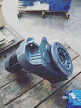 空心轴输出法兰安装 侧面FAF127低脚螺丝固定形式斜齿轮减速机