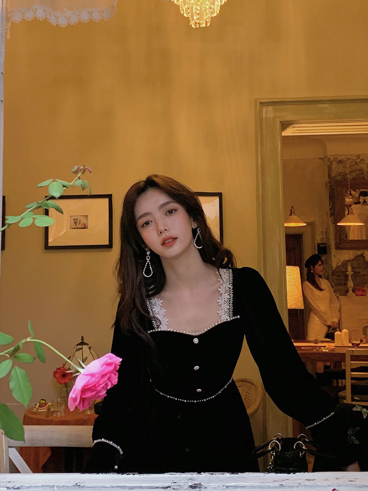 2021春季新款法式复古赫本风裙子黑色长袖方领蕾丝绒连衣裙女