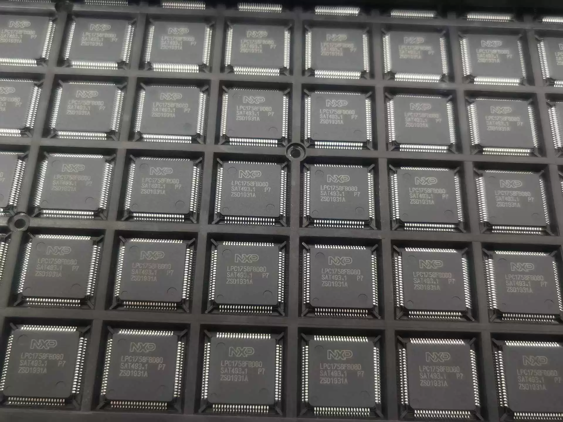 Новый и оригинальный LPC1758FBD80 качество гарантировано, большой объем и хорошая цена