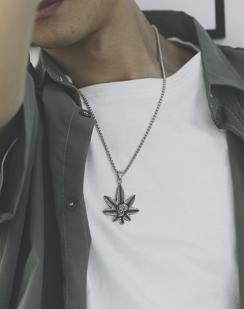 All-match Maple Leaf Skull Pendant Trendy Men's Hip-hop Street Titanium Steel Necklace display picture 3