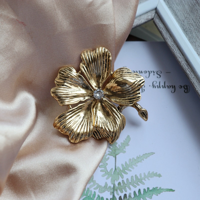 Vintage Pearl Flower Wild Sweater Pin Brooch display picture 8