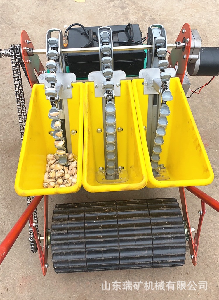 小型家用单行多行大蒜播种机边走边播式电动农田作业大蒜种植机