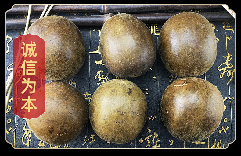 Dried Luo Han Guo Monk Fruit Whole Pods Luo Han Guo Herbal Tea Bulk Bag 15g in use