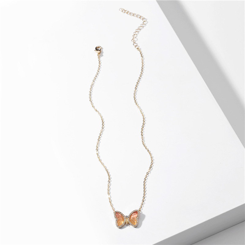 Qingdao Daiwei Europäischer Und Amerikanischer Modeschmuck Liefert Explosive Bunte Transparente Schmetterlings Harz Exquisite Damen Halskette display picture 4