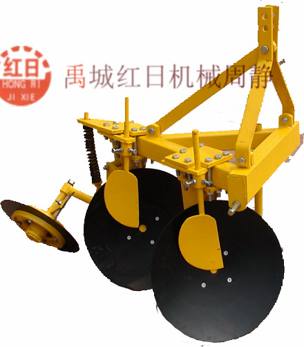 带刮泥刀小型圆盘犁  轻型圆盘犁工作视频  拖拉机悬挂农用圆盘犁
