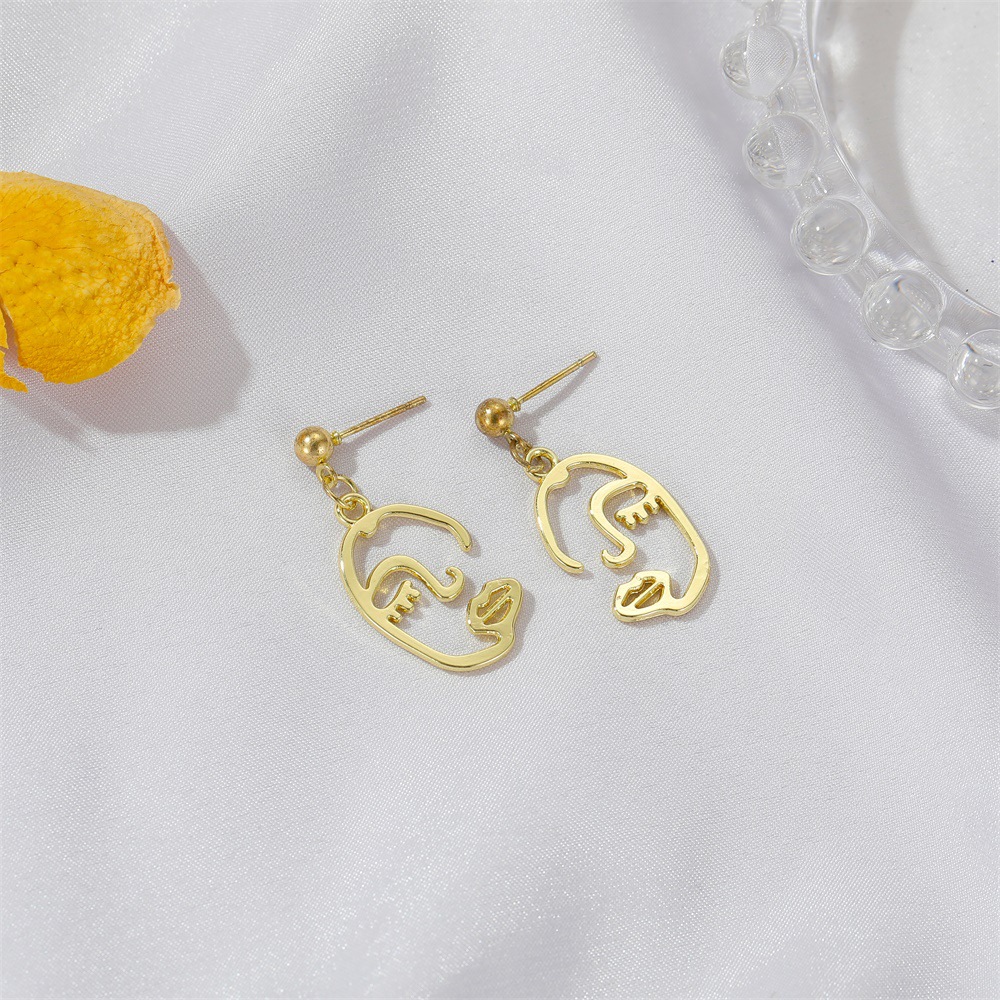 Korean Minimalist Abstract Face Line Earrings Wholesale Nihaojewelry display picture 5